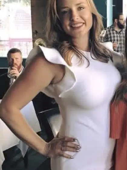 Realtor Erin shows off porn star body for GGW