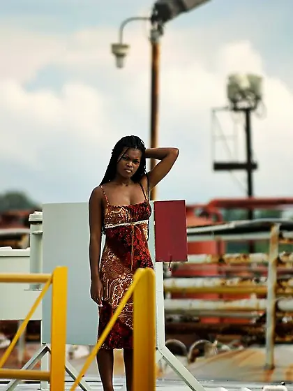 Gorgeous African nudist showcases her nude body in the docks Vid