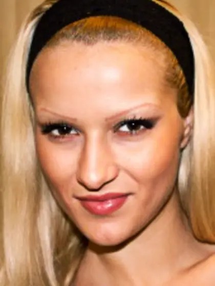 Flashy blonde exposing gorgeously