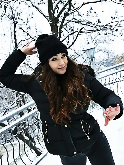 Long-haired cutie hairy pussy