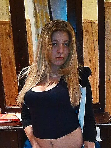 Blonde teen Cintia teasing with perfect body