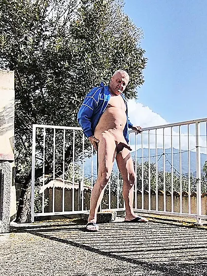 Nu sur la terrasse,  photographié par un voisin