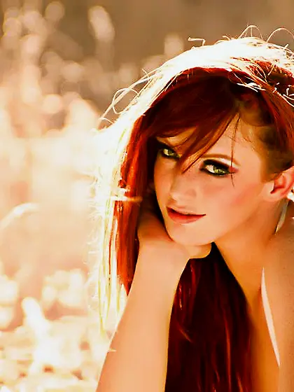 The redhead babe Veronica Ricci is teasing everybody with the nu