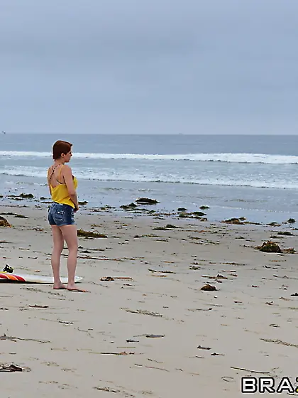 Curvy hottie spends a day at the beach where she enjoys her own