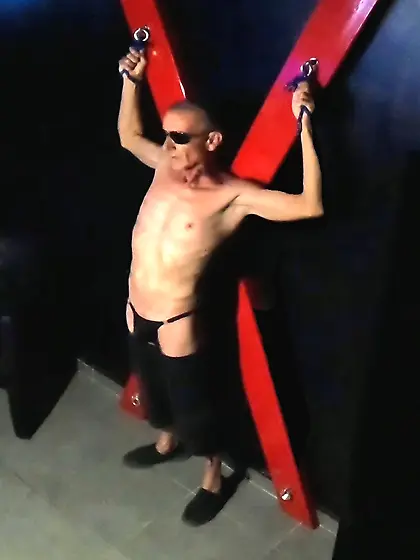 Beaux mec nu BDSM s'exhibe en public dans un club.