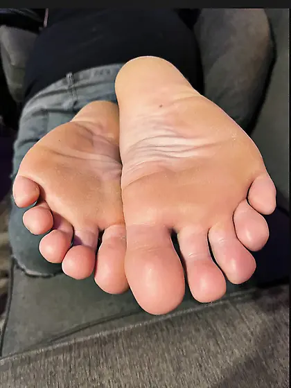 chubby goth feet and ass