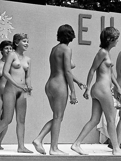 Bombshell Nudist Melanie Davies