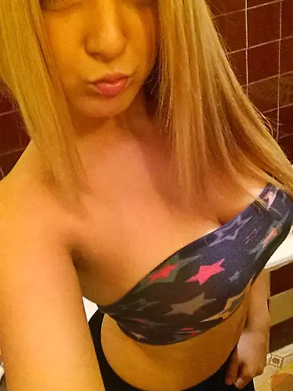 Blonde teen Cintia teasing with perfect body