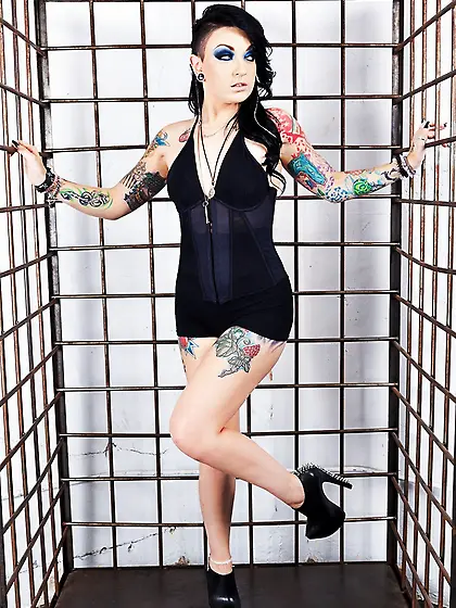 Goth cutie Draven Star strips to tease with her spread pussy lip