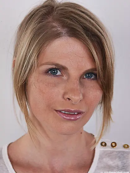 Short hair blonde super