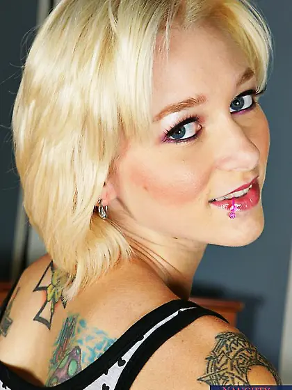 Inked blonde Miss Kitty in black shoes poses nude and gets naile