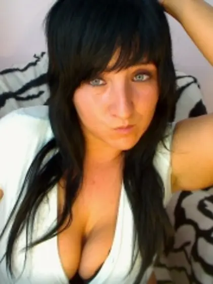 Brunette lolaboobs perform dancing