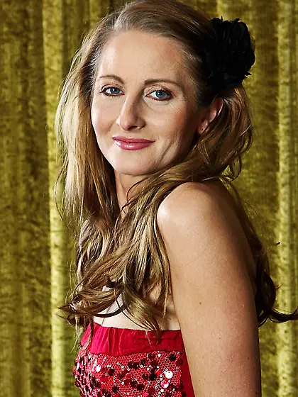 See the fingers of Michelle Gaia unbelievably deeply inside her