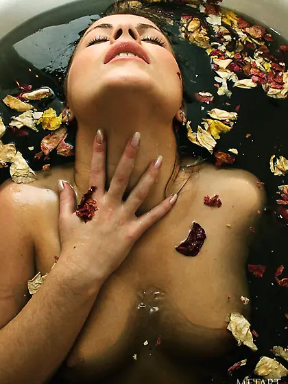 Wet beauty with killer curves showing off her amazing nude body