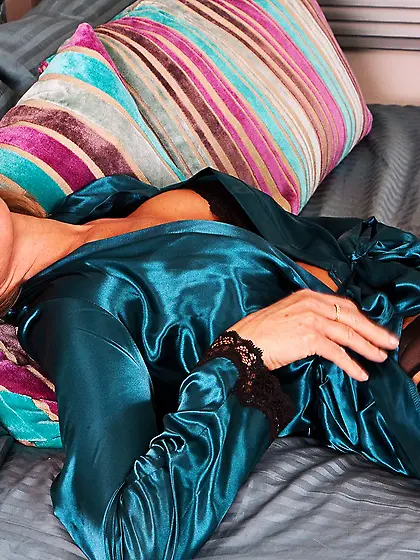 Mature in green robe and flesh-colored stockings masturbates wit