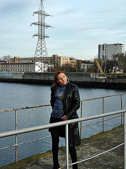 Teen blonde pissing outdoor in the city pond