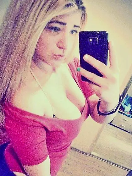 Blonde teen Cintia teasing with perfect body