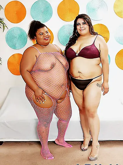 Plumpers Peaches and Bella enjoy lesbian sex