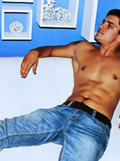 Brunette andreas perform close