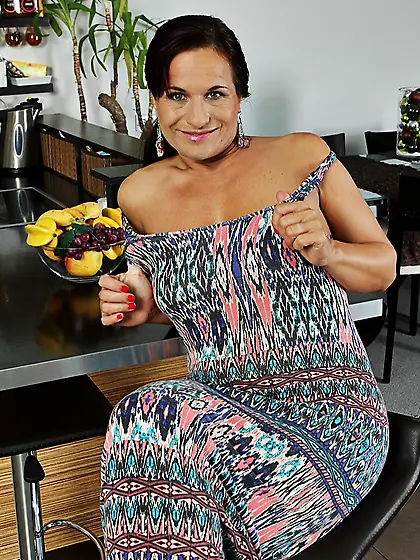 Big butted milf Katherine Ross is stretching the pussy lips with