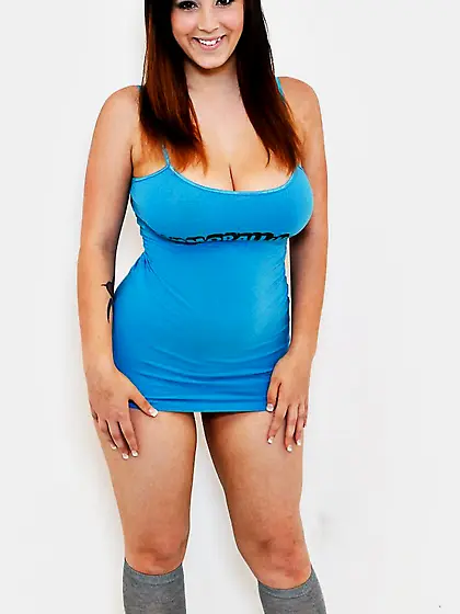 All natural brunette Noelle Easton has a shapely body that could