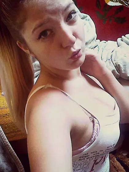 Blonde teen Cintia teasing with perfect body