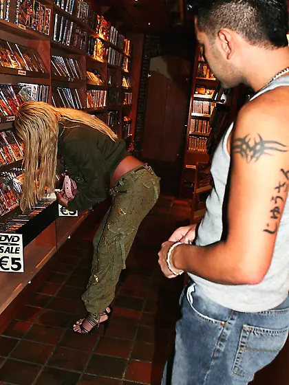 Guy with mohawk sees blonde Dutch chick and manages to receive a