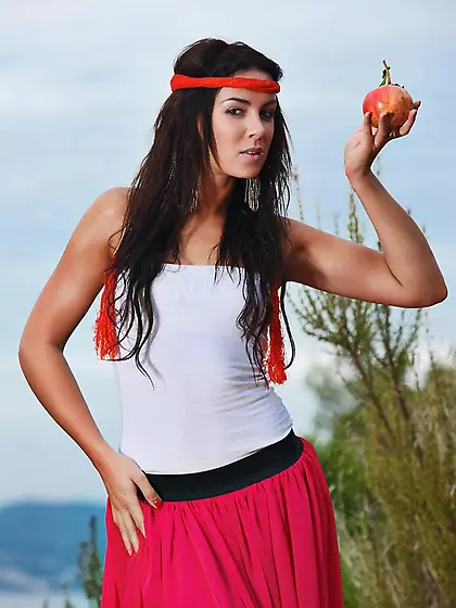 Adorable brunette babe Gracy Taylor poses naked outdoors and fla