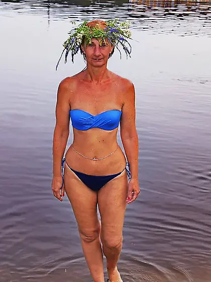 With wreath from water