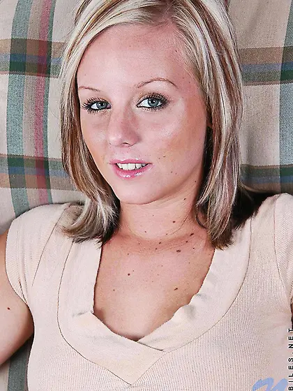 Sweet girl Veronica Nubiles gets nude and shows off her silky sm