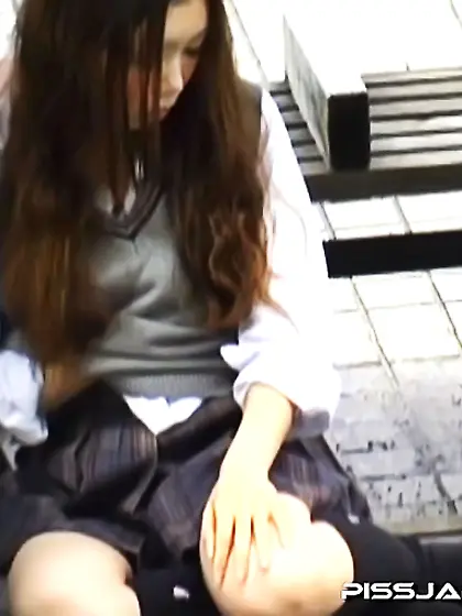 Beautiful coed chick pisses