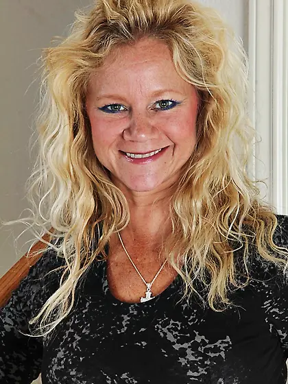 Exotic mature babe lifts