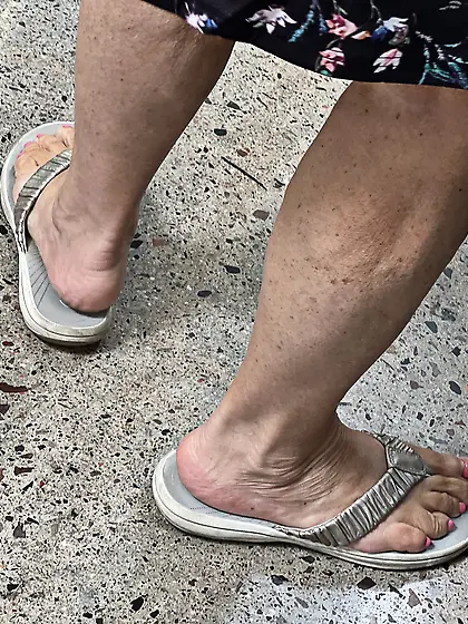 Gilfs feet at supermarket