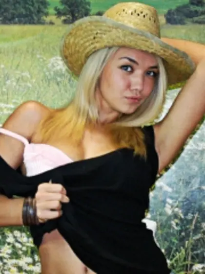 Blonde volary perform cameltoe