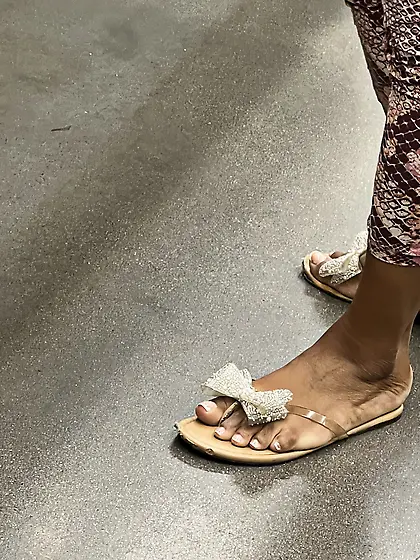 Gilfs feet at supermarket