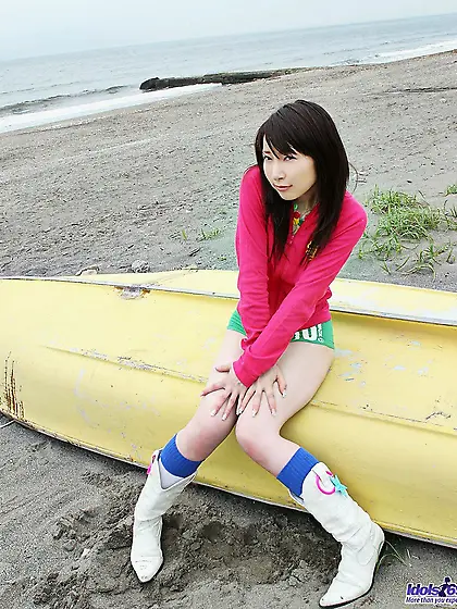 This cute oriental doll Jidu Idols pretends not to notice her bo