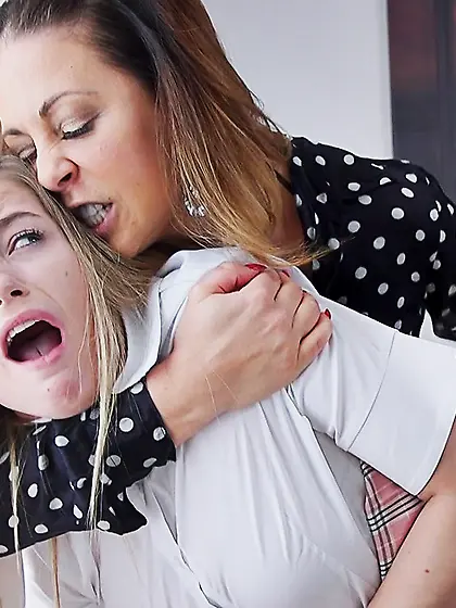 Kinky positions during bondage threesome