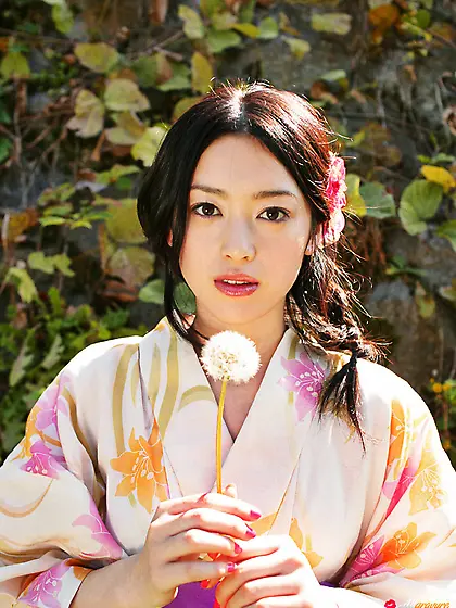 Watch this Asian hottie take off her kimono.