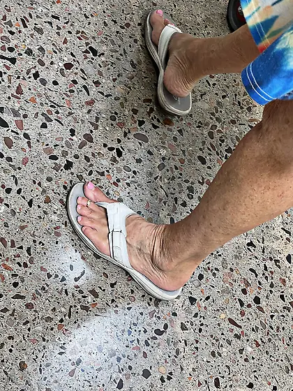 Gilfs feet at supermarket