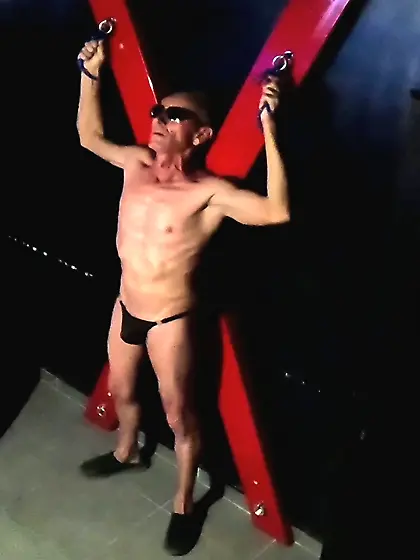 Beaux mec nu BDSM s'exhibe en public dans un club.