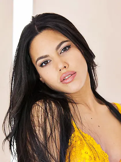 This lady,  Apolonia Lapiedra,  couldn't or shouldn't do this