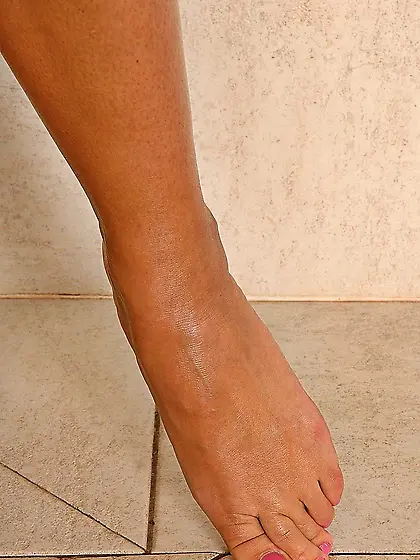 Perfect bodied leggy bikini babe Veronica da Souza touches black