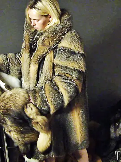 Greedy blonde babe decided