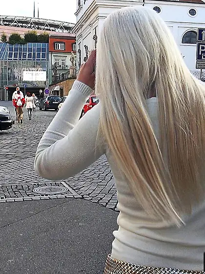 Tattooed goldilocks with charming smile Anastasia Blonde enjoys