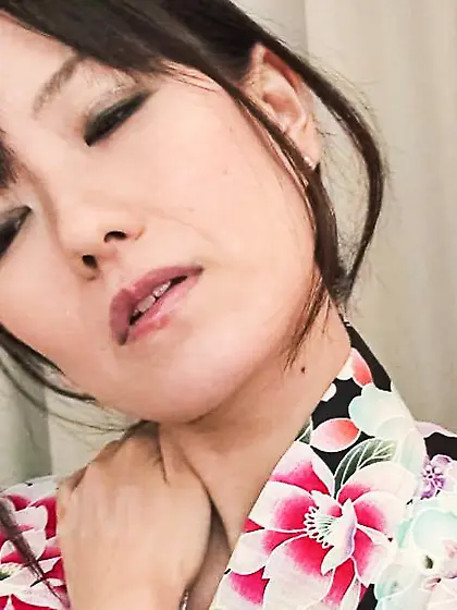 Asian porn star Manami Komukai gets busy with some dudes and als