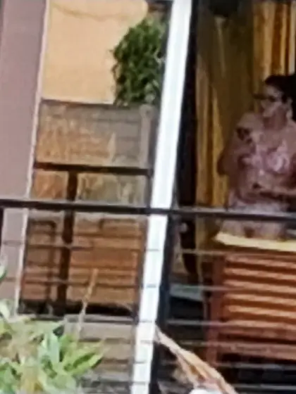 Jeune voisine qui bronze