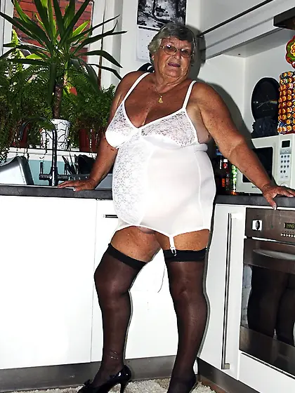 Mature babe shows huge