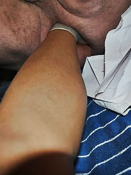 Fuss Going Knuckle Deep mit einer Brasilianerin