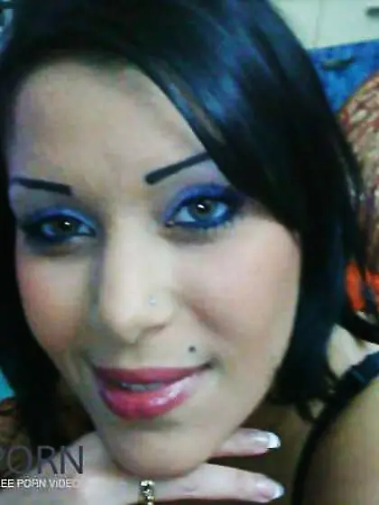 Porte le hijab au bled mais vrai salope dans la cite