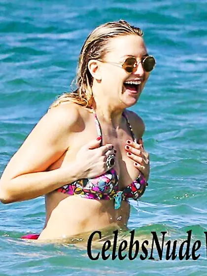 Kate Hudson Flaunts Her Toned Body On The Beach